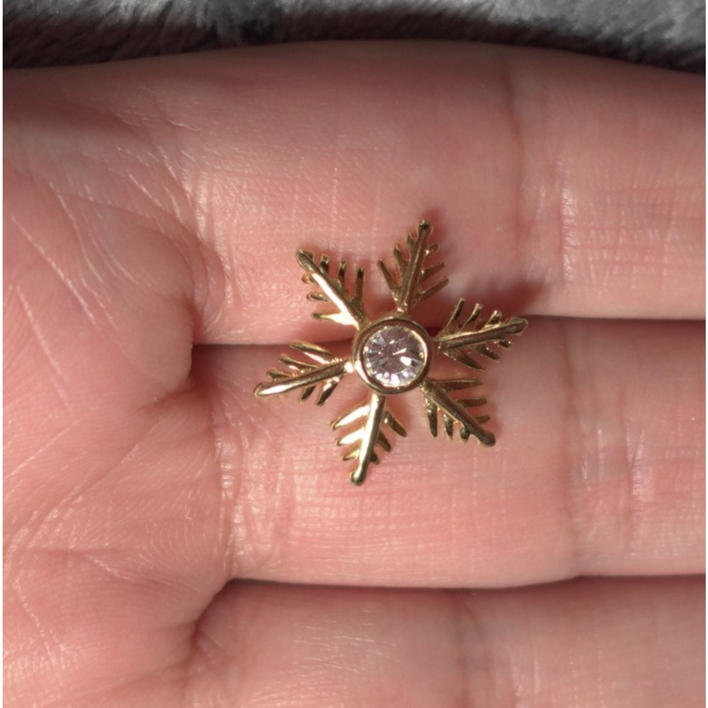 2 VTG Snowflakes Winter and Christmas Jewelry Gold Silver Tone Rhinestone EUC - Picture 4 of 8